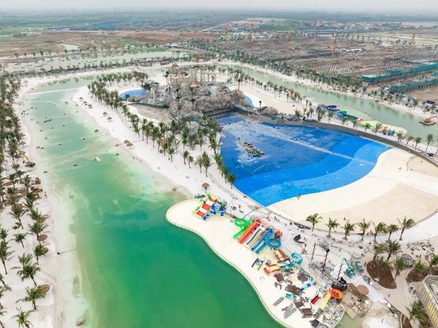 Toàn bộ khu ông viên Biển tạo sóng lớn nhất thế giới Royal Wave Park hiện đã được rải cát trắng.