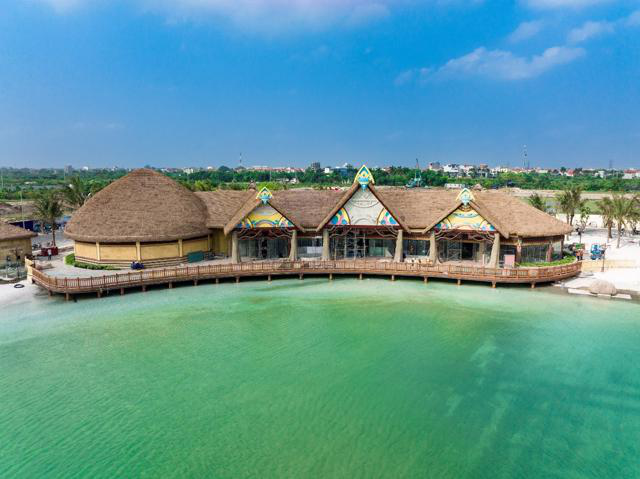 Nước xanh ngắt tại khu hồ tắm ngọt.