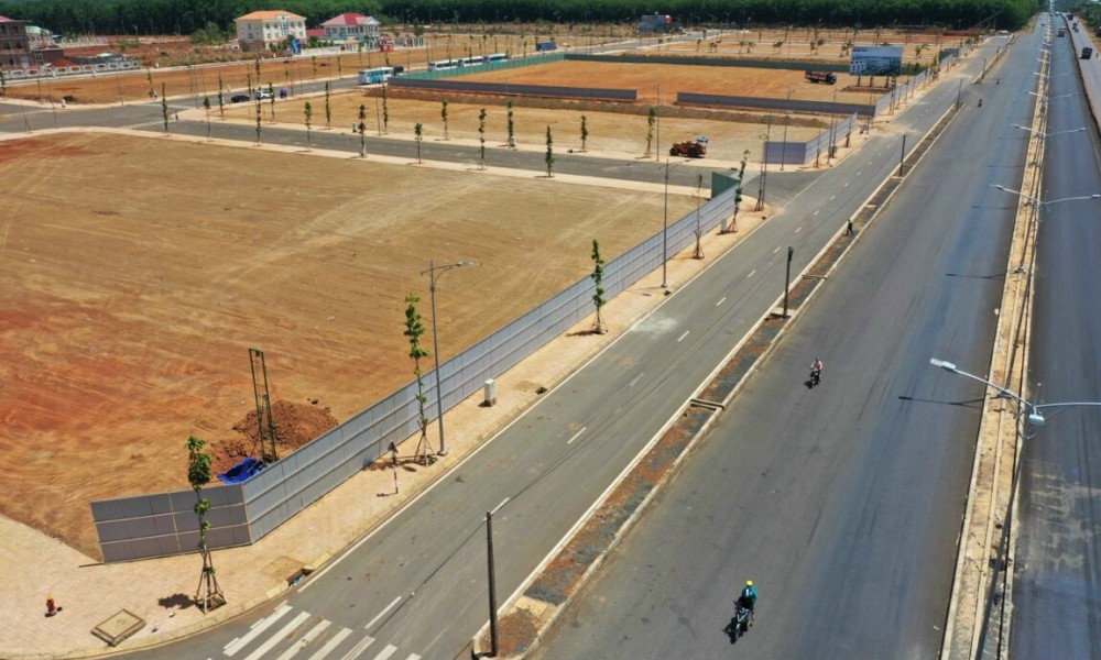 Trên vỉa hè lắp đặt hệ thống đèn chiếu sáng và cây xanh phủ mát